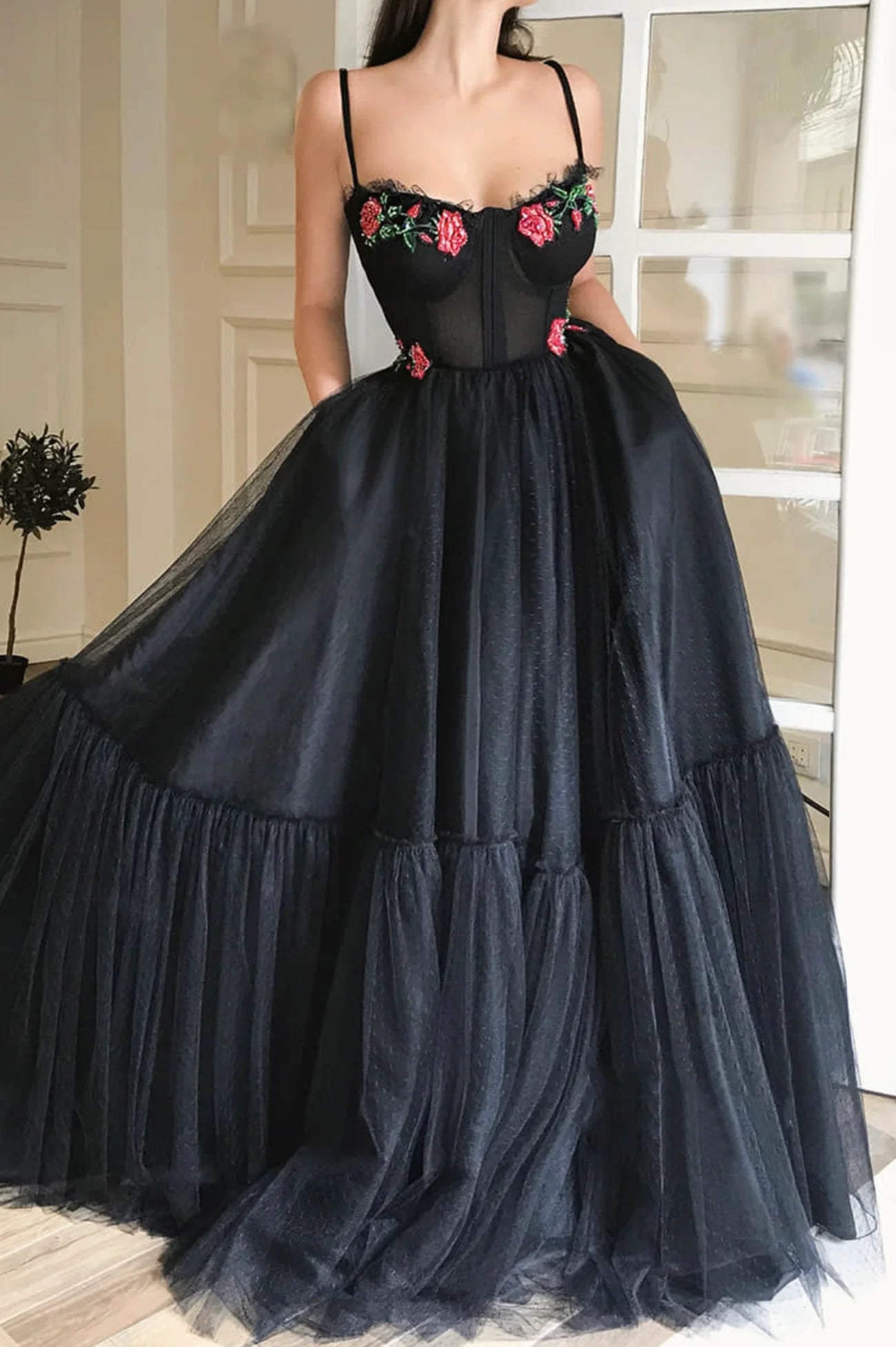 Robe de bal longue en tulle noir à bretelles spaghetti